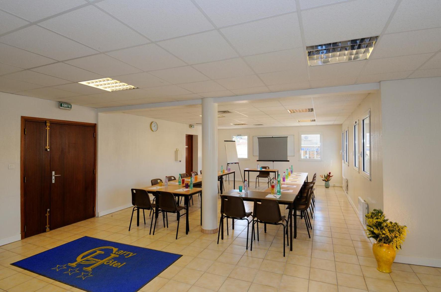 Carry Hotel Buitenkant foto