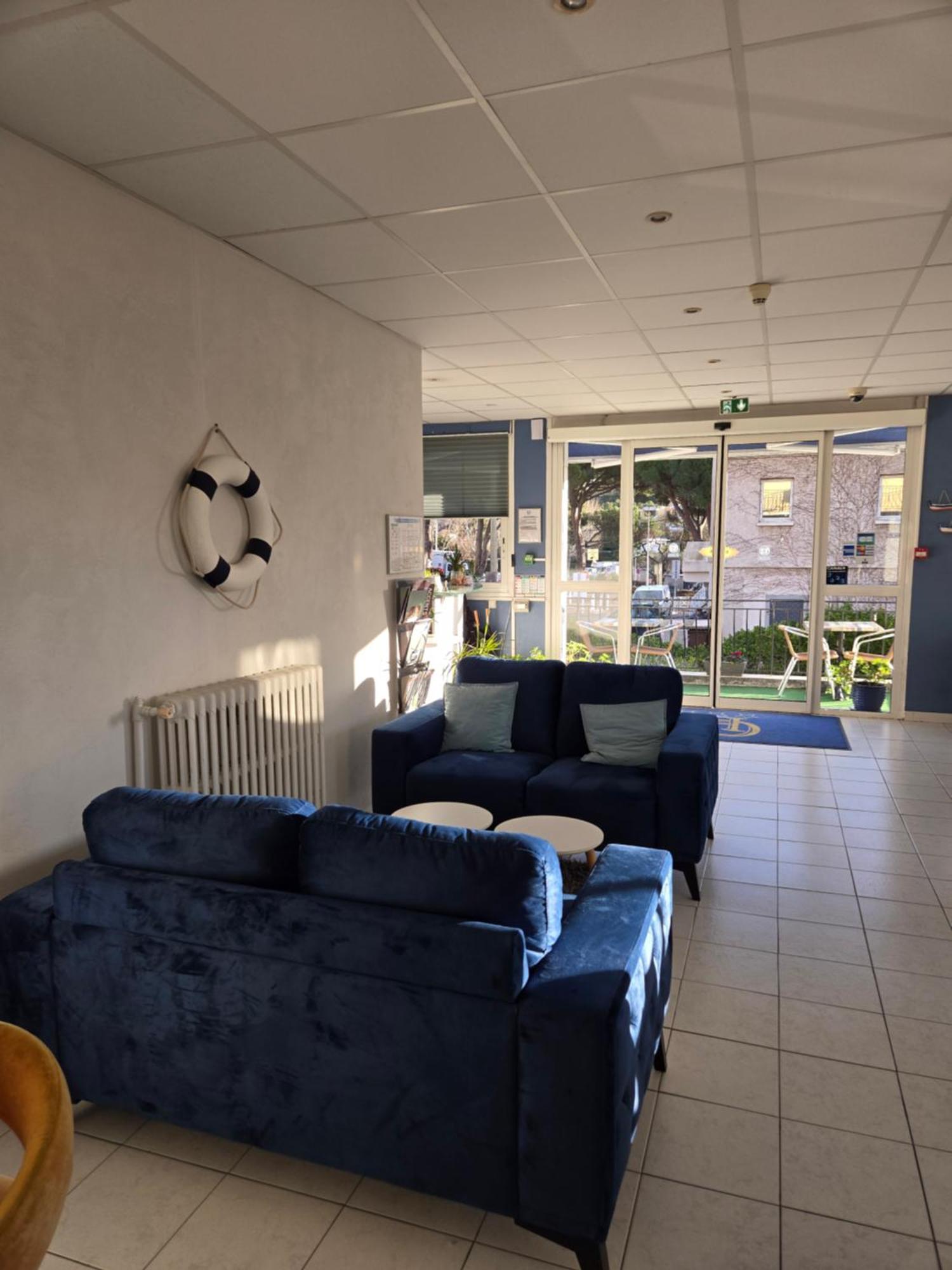 Carry Hotel Buitenkant foto