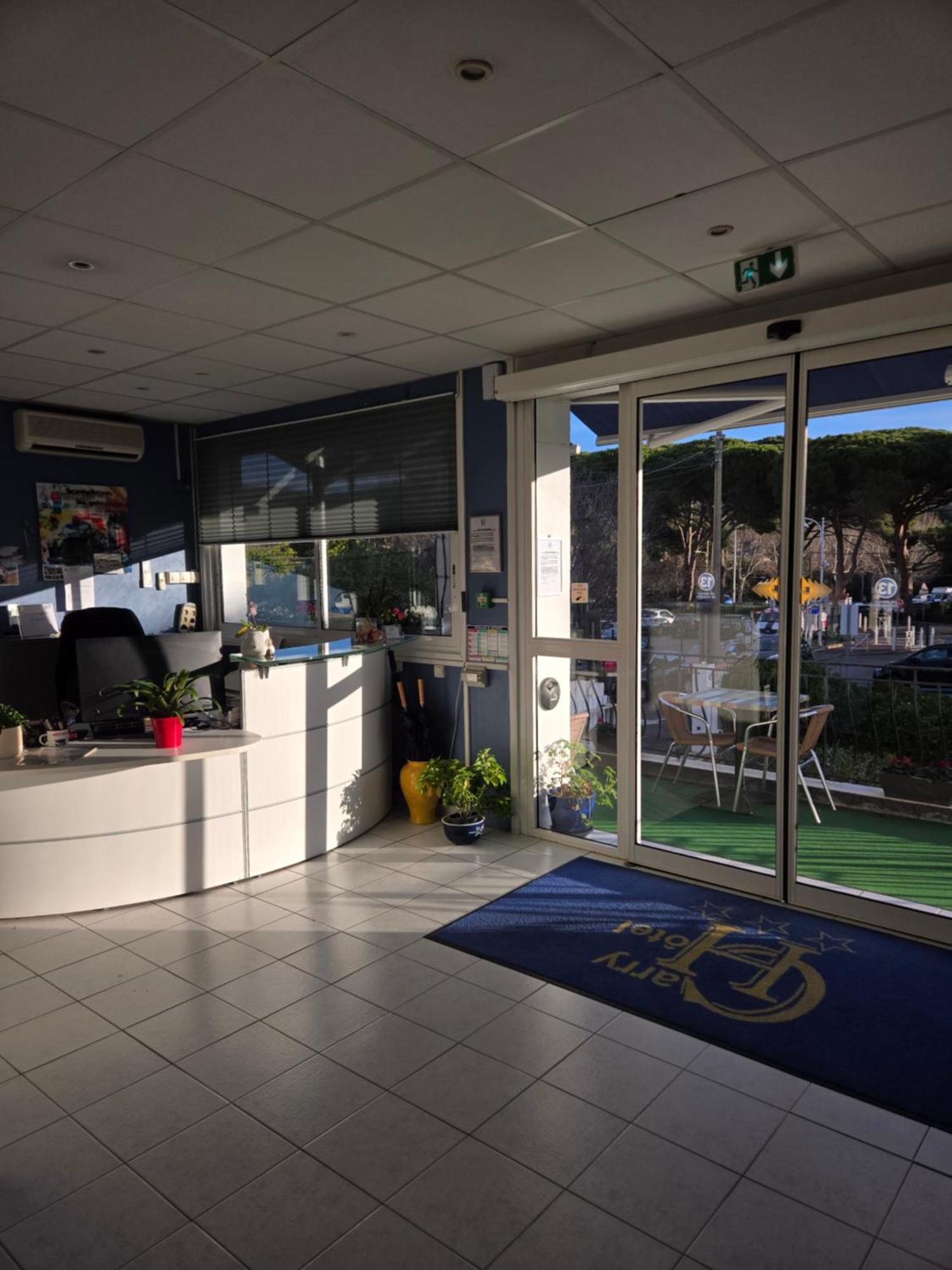 Carry Hotel Buitenkant foto